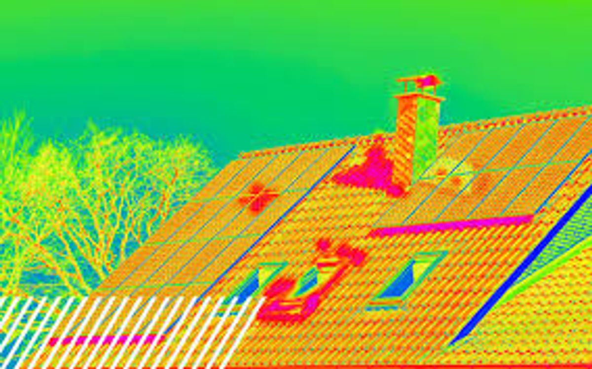Inspecție termografică a unui acoperiș cu drona — imagine termică