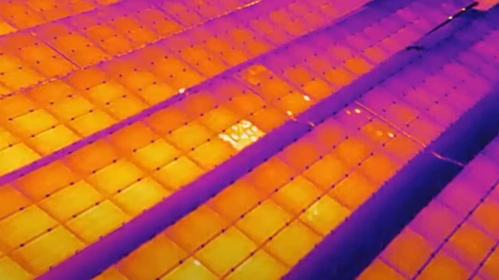 Inspecție termografică a panourilor fotovoltaice cu drona — imagine termică cu hotspot-uri Inspecție termografică a panourilor fotovoltaice cu drona — imagine termică cu hotspot-uri